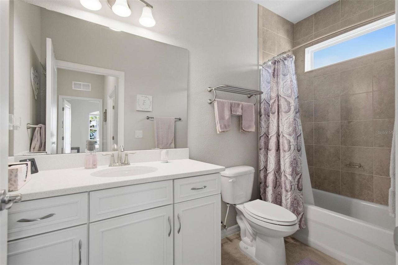 Photo 12 of 20: Hall bath