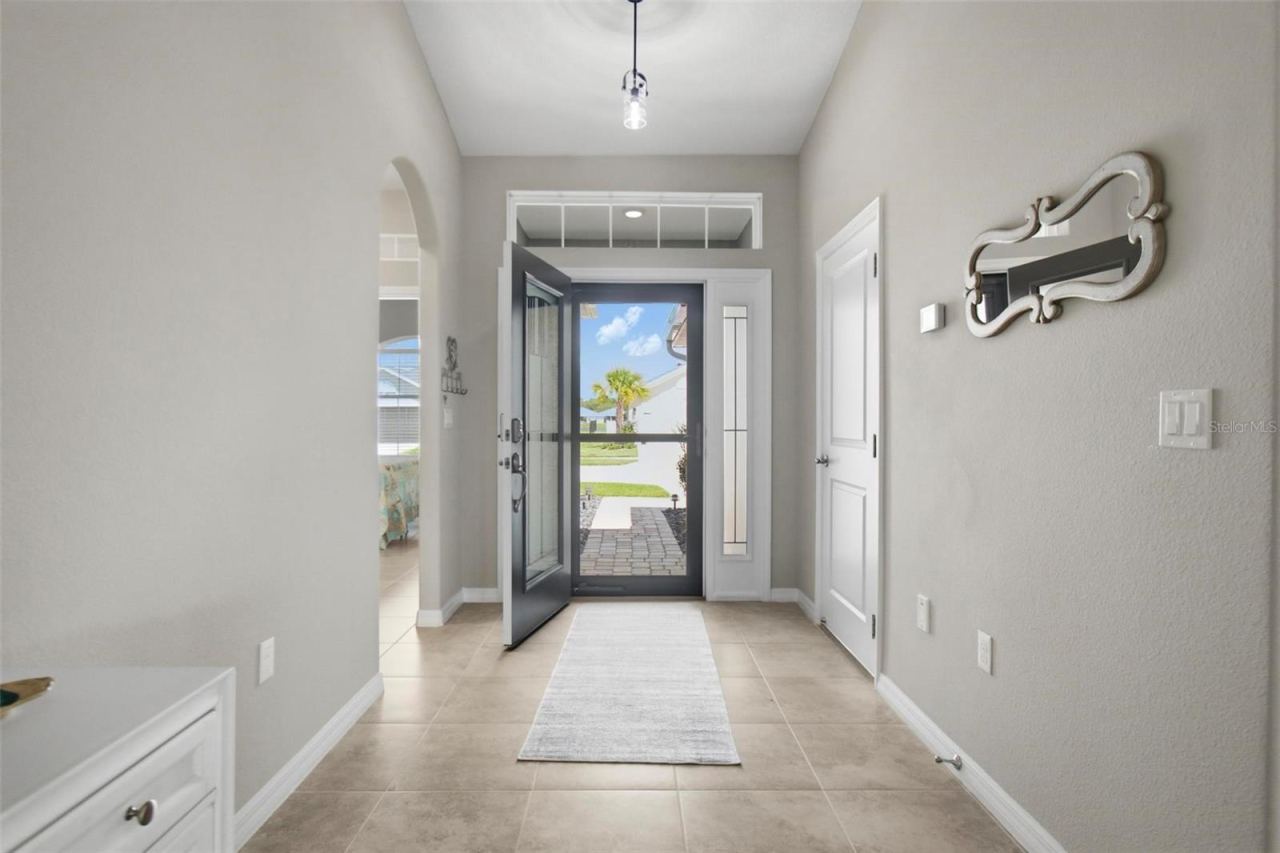 Photo 7 of 20: Entry way looking at front door