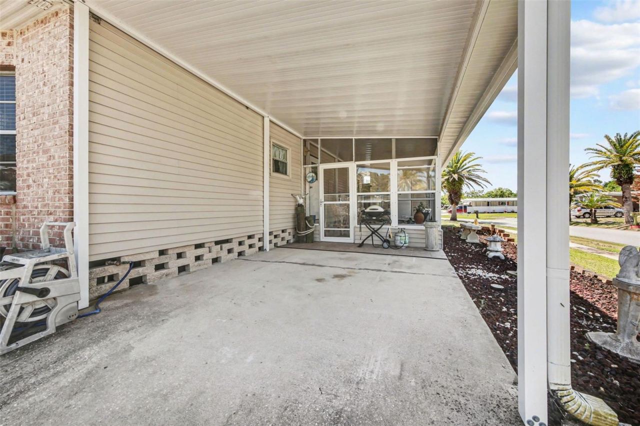 Photo 16 of 17: Nice cover carport