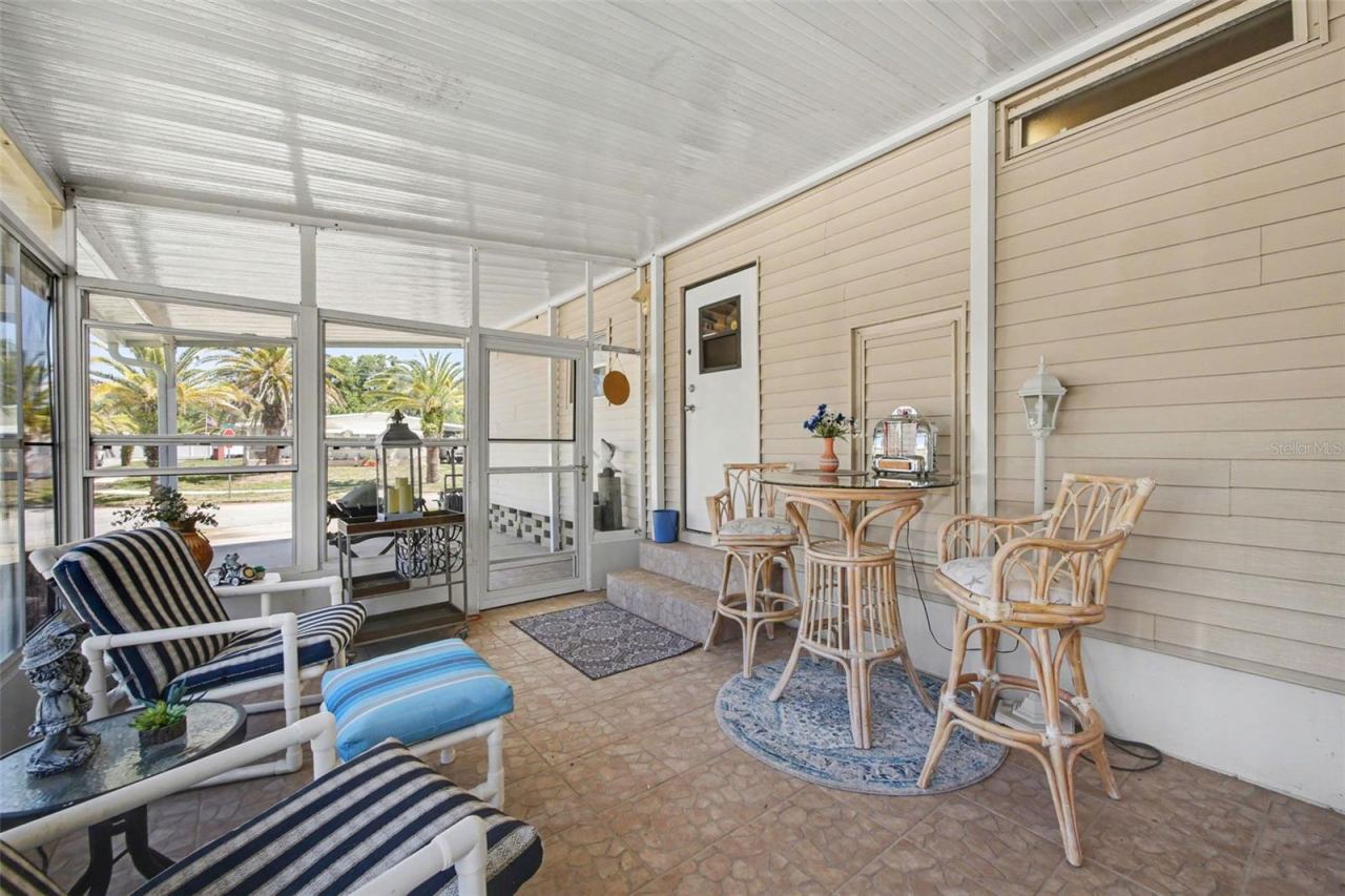 Photo 13 of 17: Enjoy sitting in the enclosed screen patio.