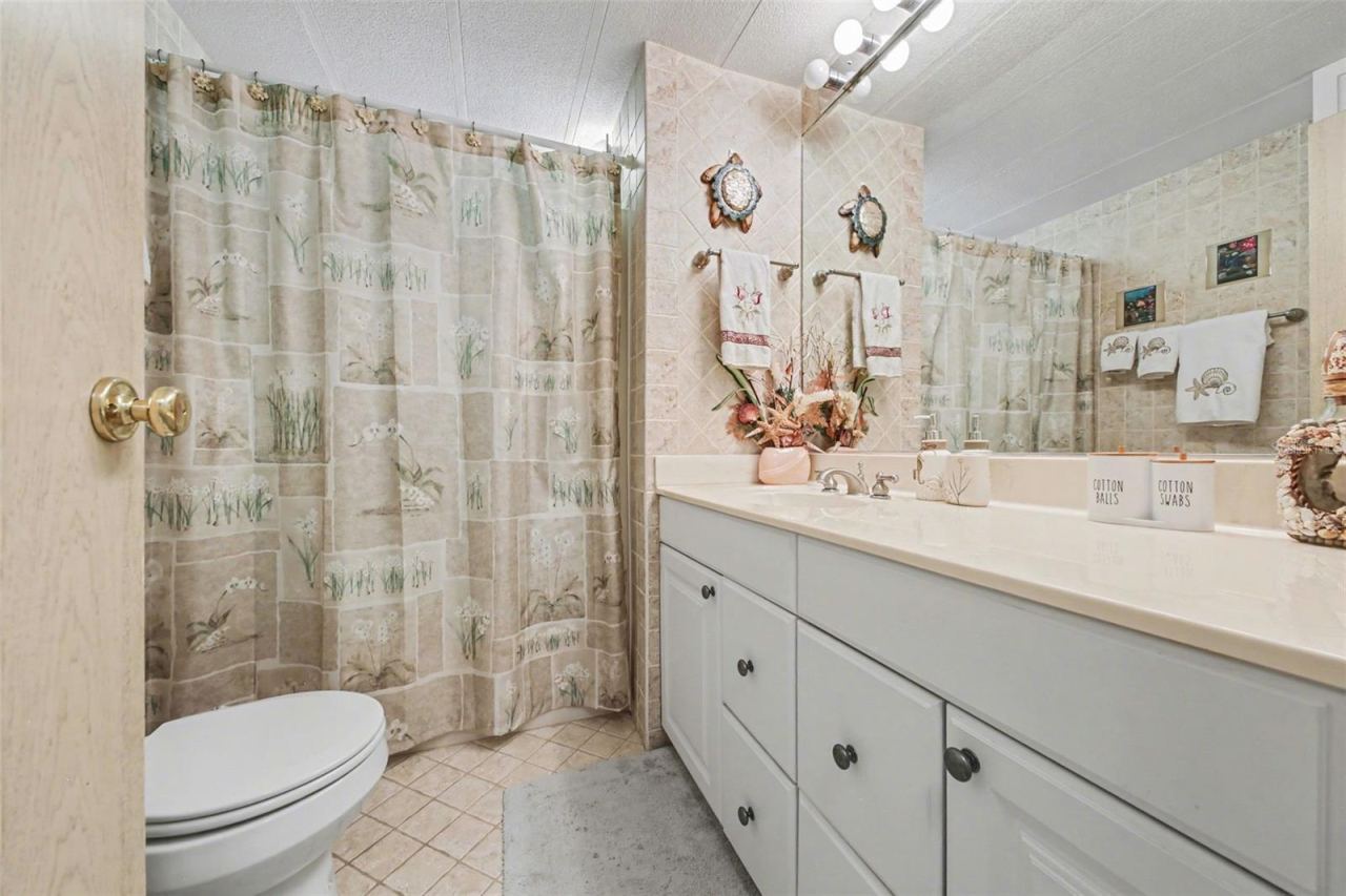 Photo 12 of 17: Guest bathroom
