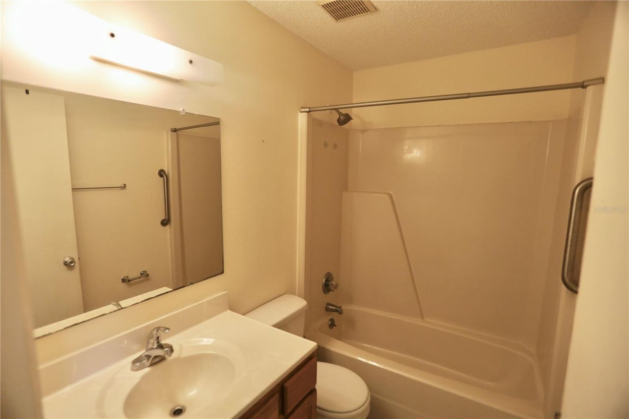 Photo 13 of 20: Full Bath