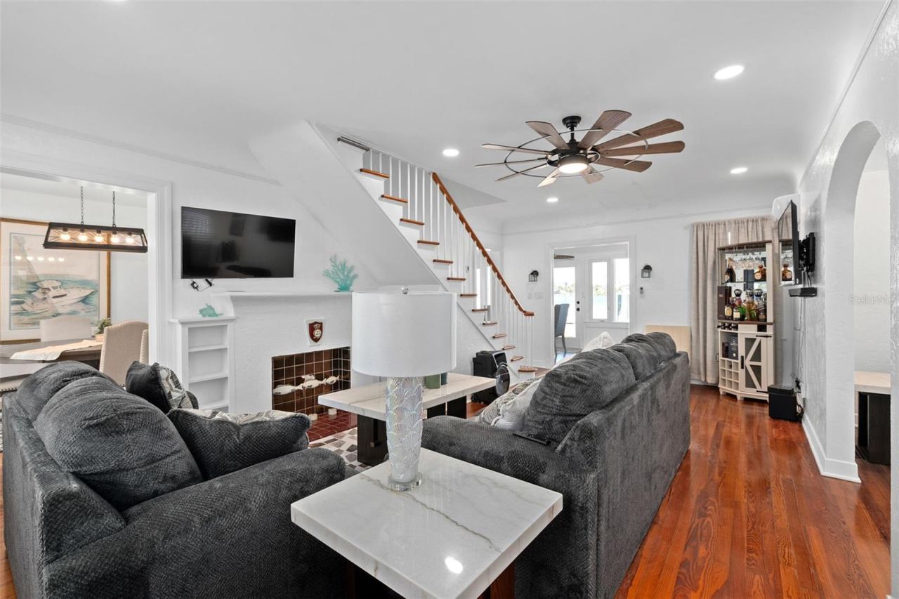 Photo 9 of 20: Entry/Living Room