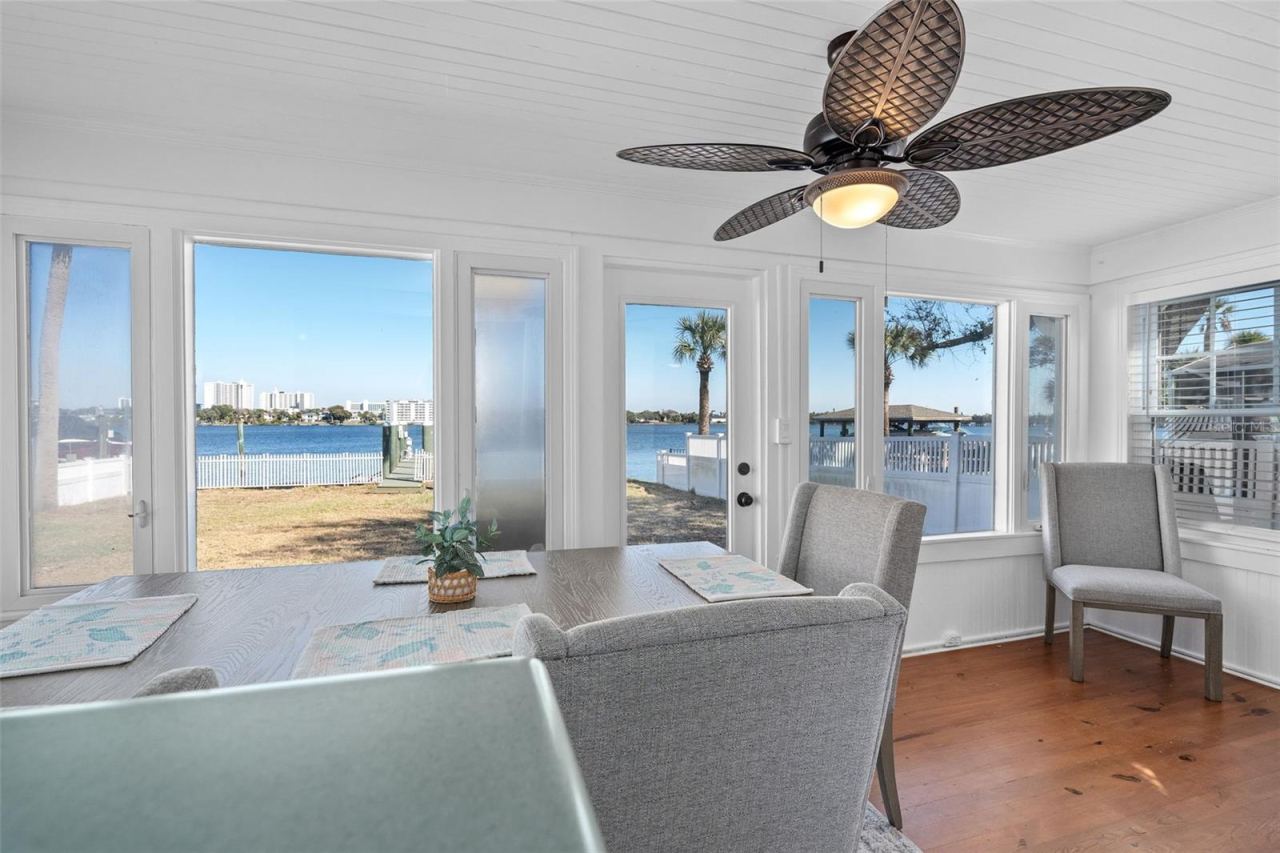 Photo 17 of 20: Additional dining area with water view