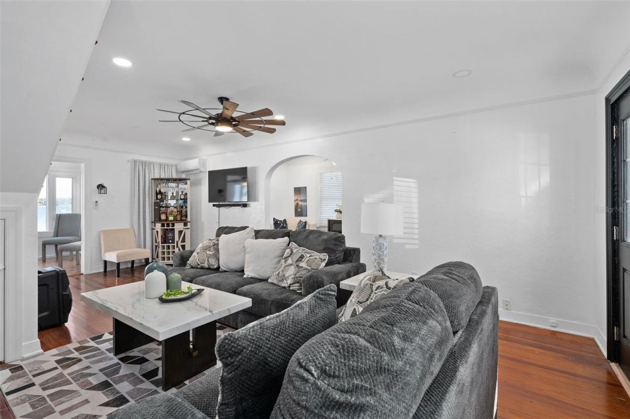 Photo 10 of 20: Entry/Living Room