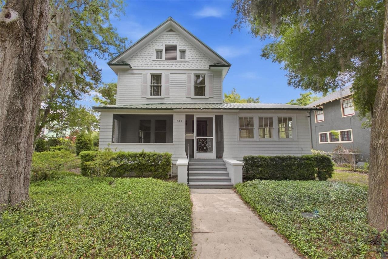 Photo 1 of 20: Front of home. Low-maintenance yard.