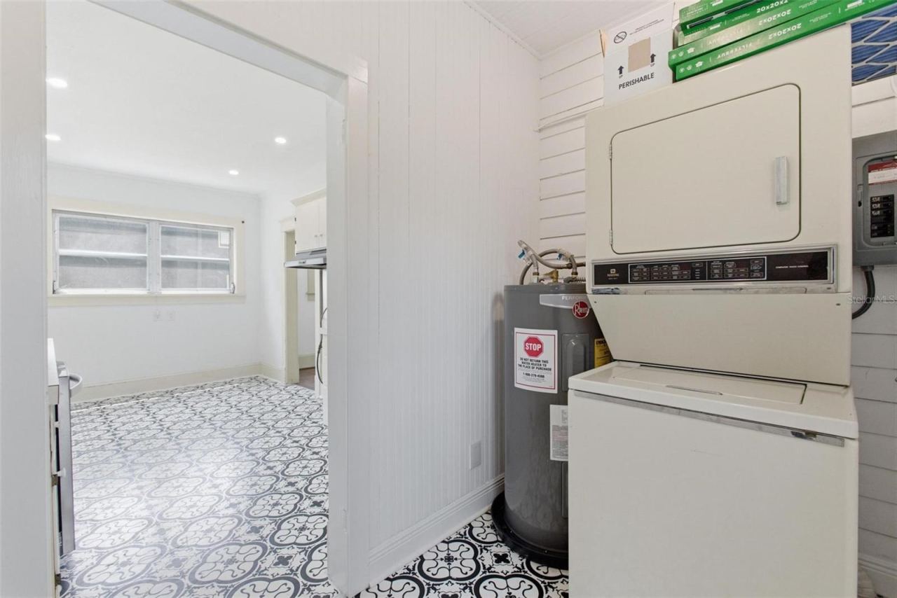 Photo 16 of 20: Laundry room