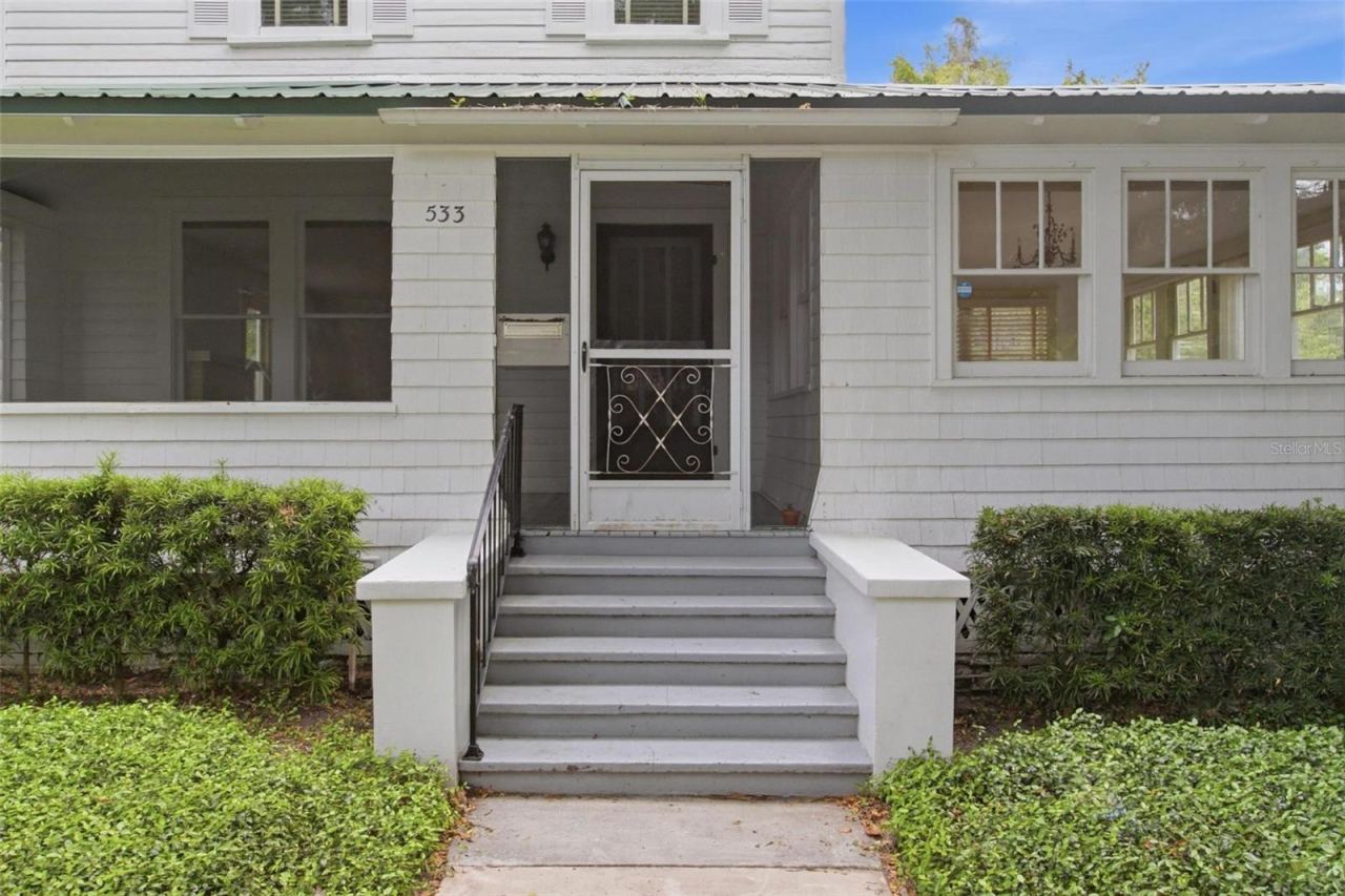 Photo 4 of 20: Home entrance with screen-in porch