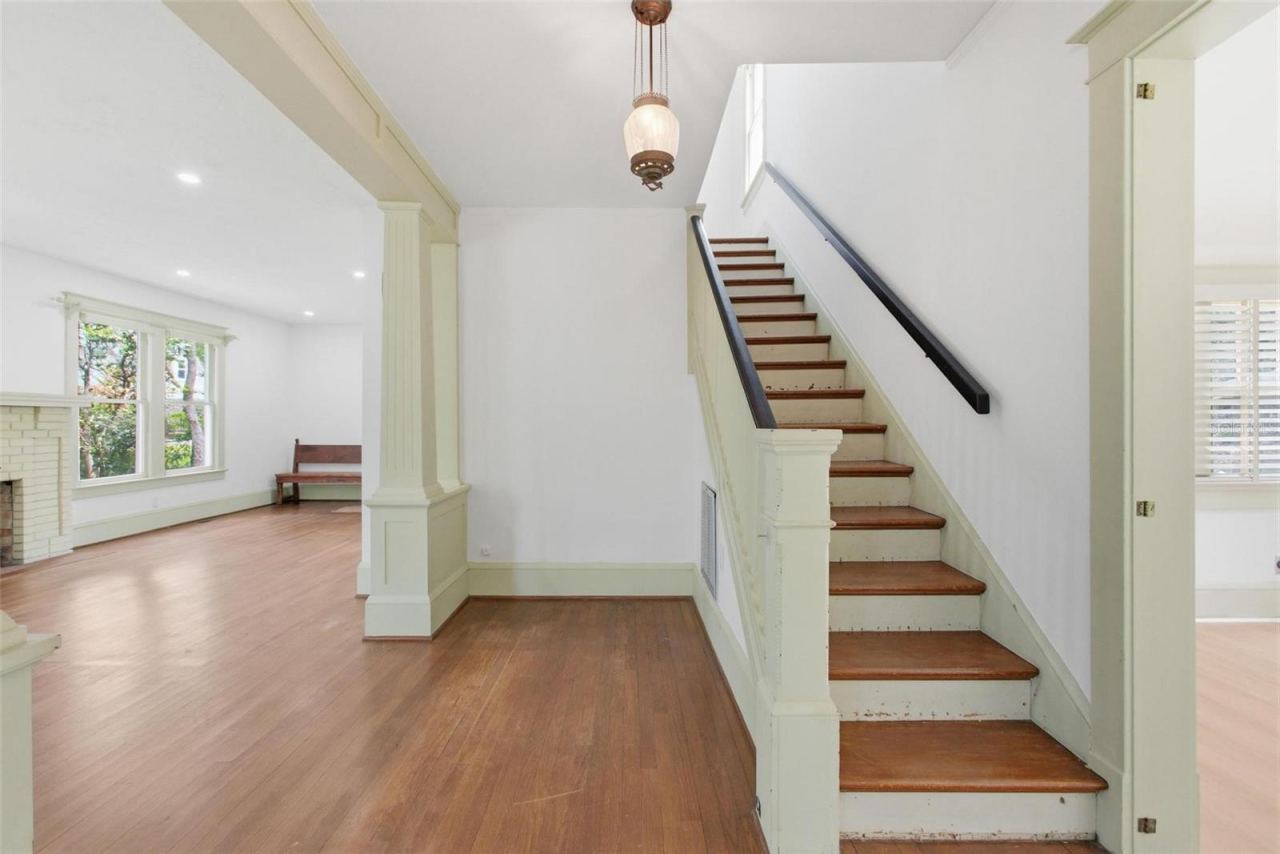 Photo 8 of 20: Entrance with view to living room and staircase