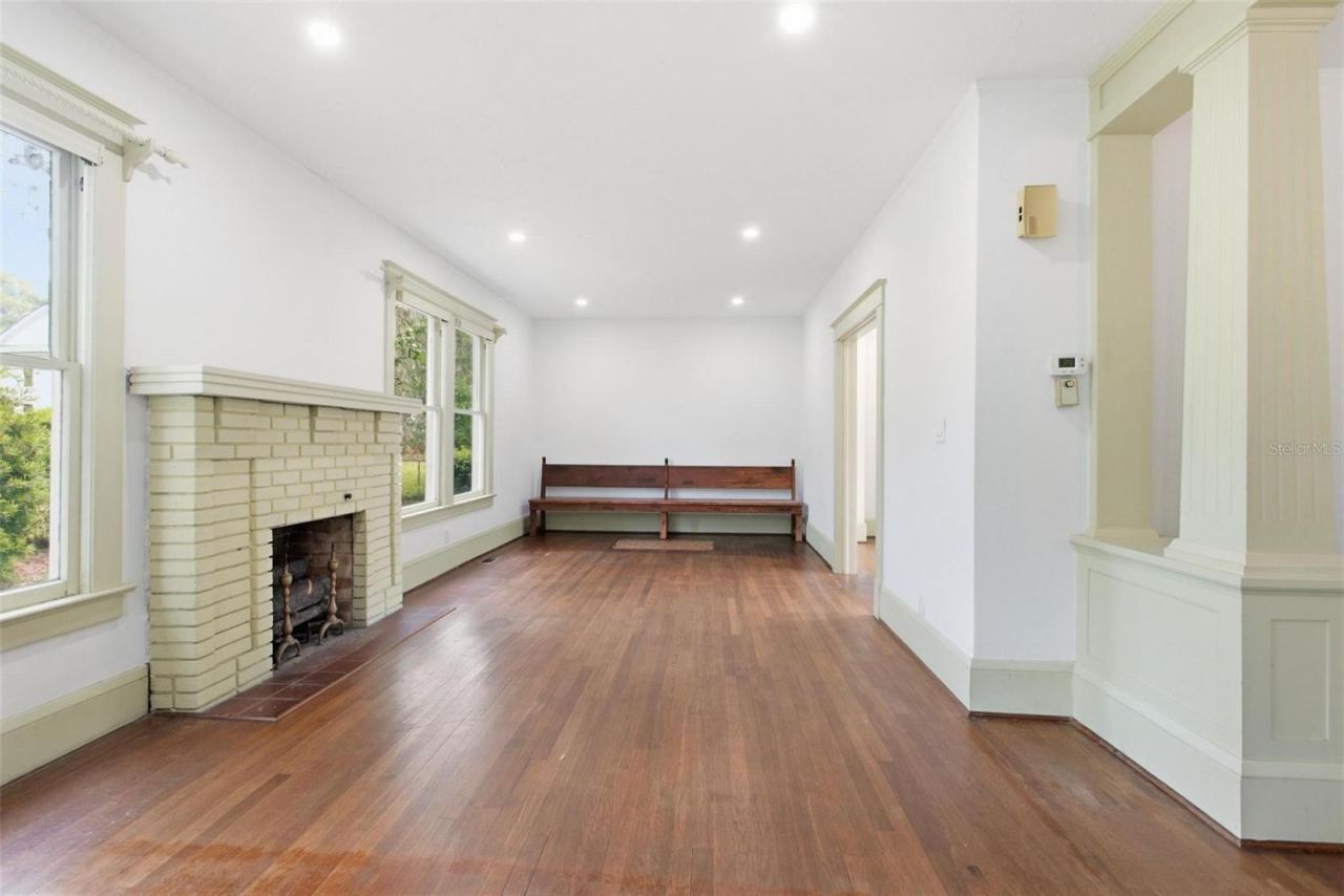 Photo 10 of 20: View of living room from front entrance