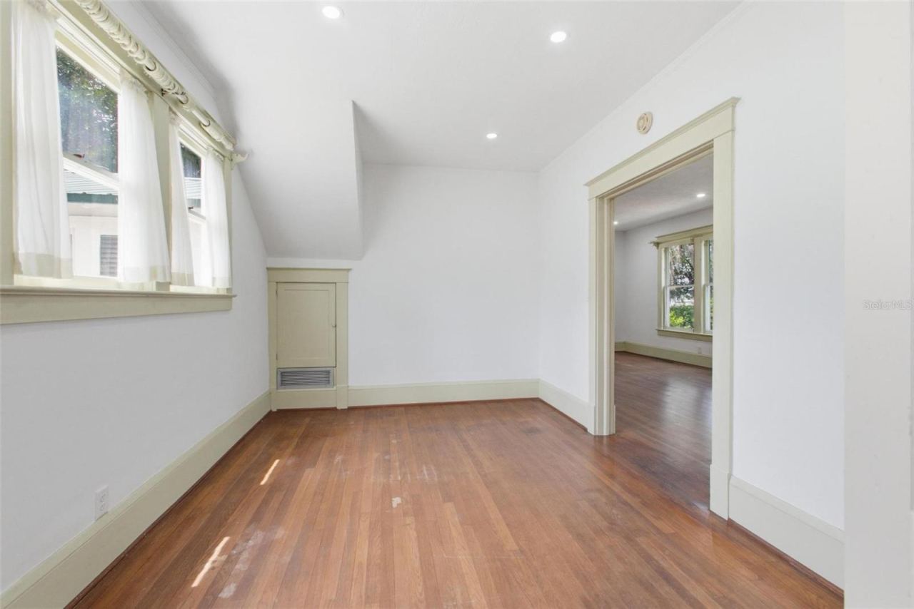 Photo 18 of 20: Dining room with lots of natural light
