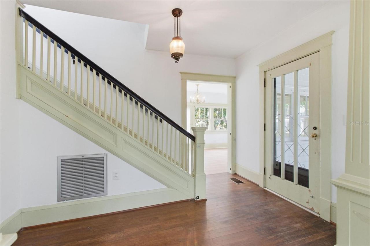 Photo 9 of 20: View to front door from living room