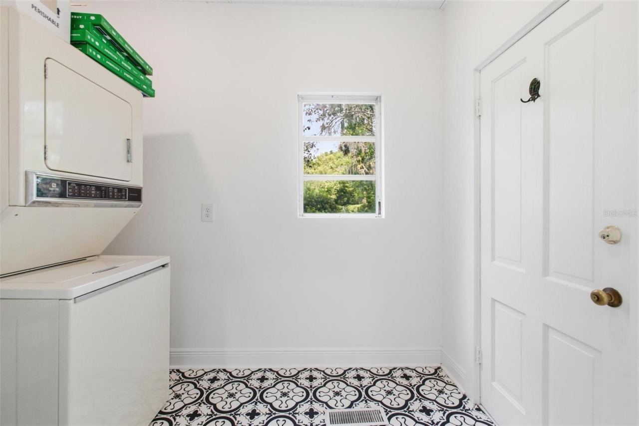 Photo 17 of 20: Laundry room with door to backyard