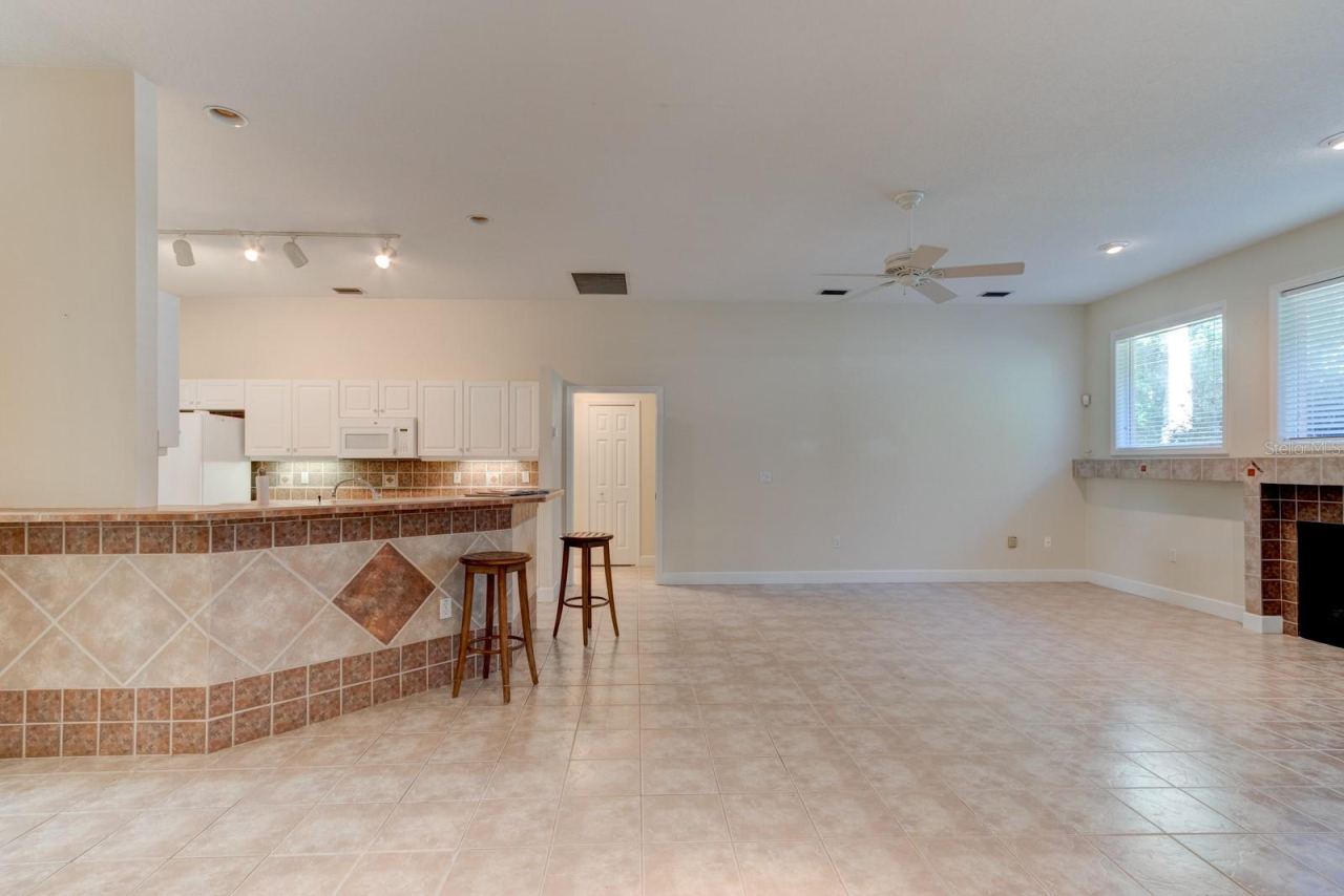 Photo 19 of 20: Family to Kitchen