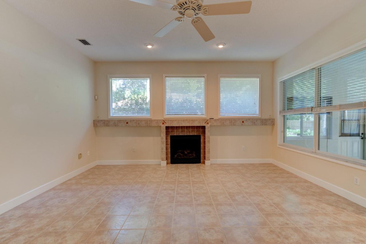 Photo 18 of 20: Family Room