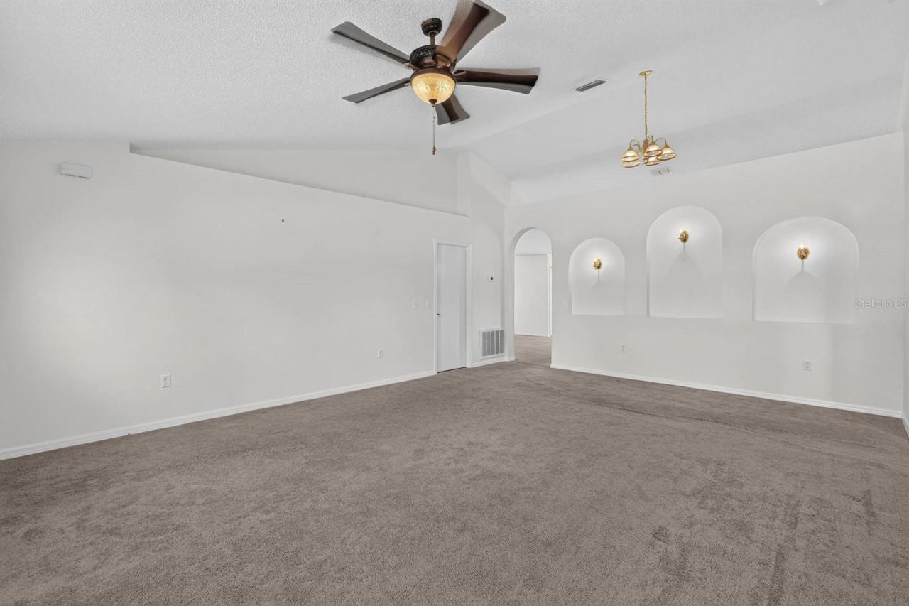 Photo 11 of 20: Front living room/dining room