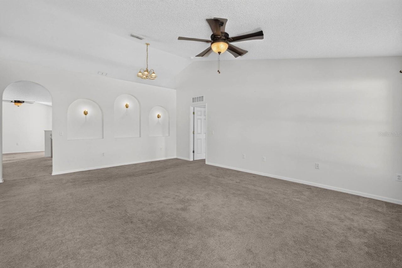 Photo 10 of 20: Front Living room/dining room