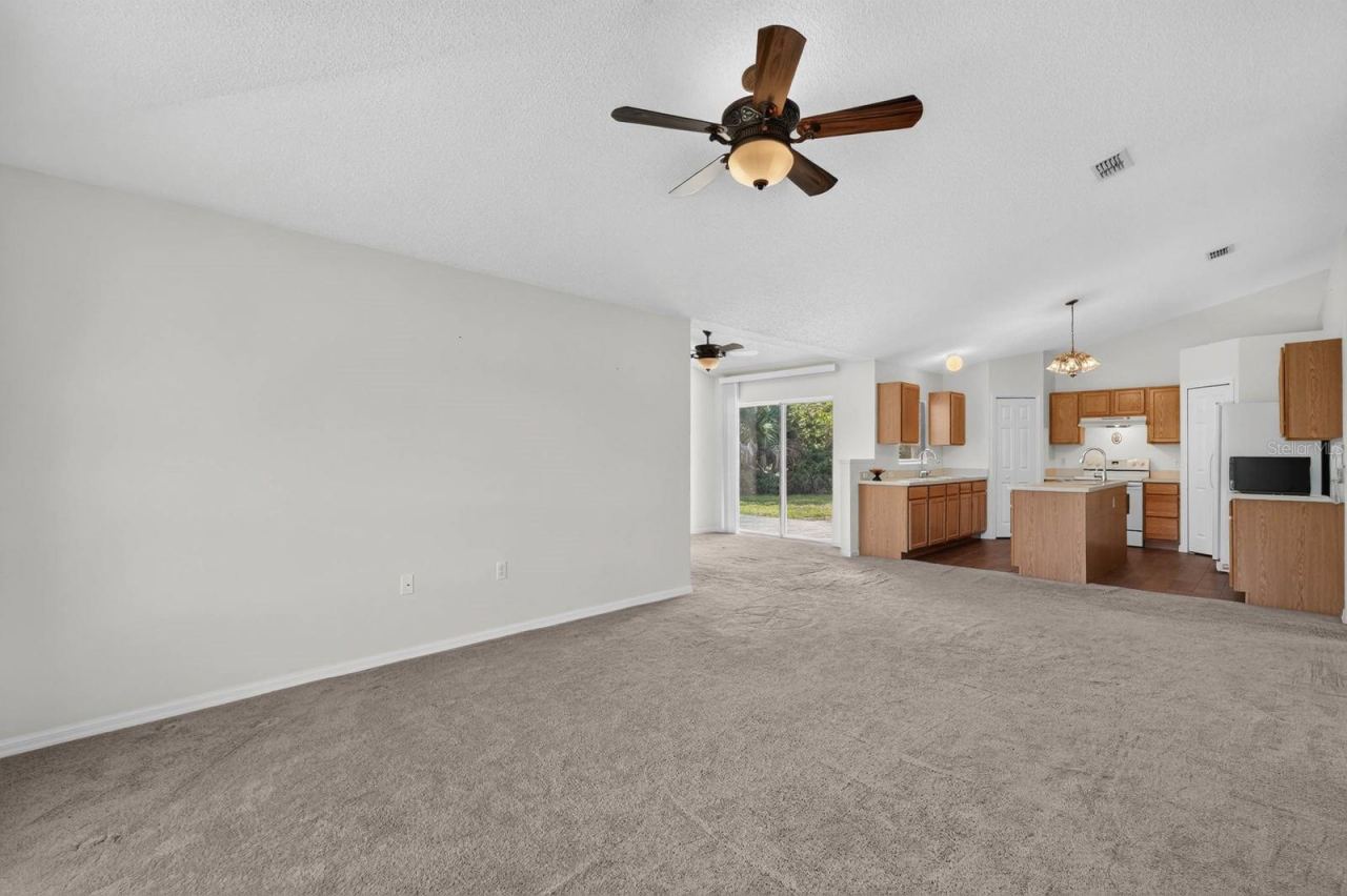 Photo 14 of 20: Family room looking towards the kitchen