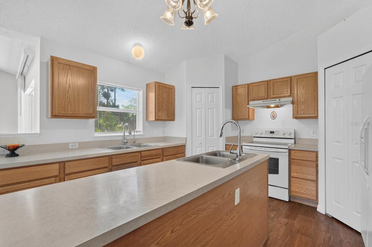 Photo 17 of 20: Kitchen