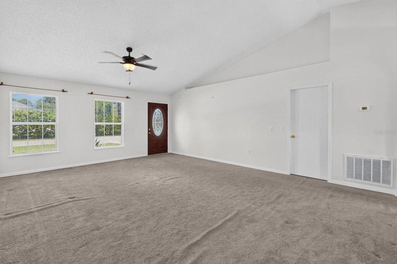 Photo 9 of 20: Front Living Room/dining room