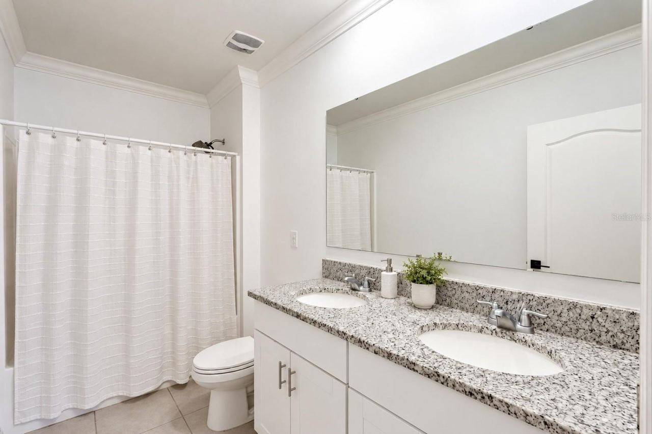 Photo 16 of 20: Bathroom 2 - Upstairs