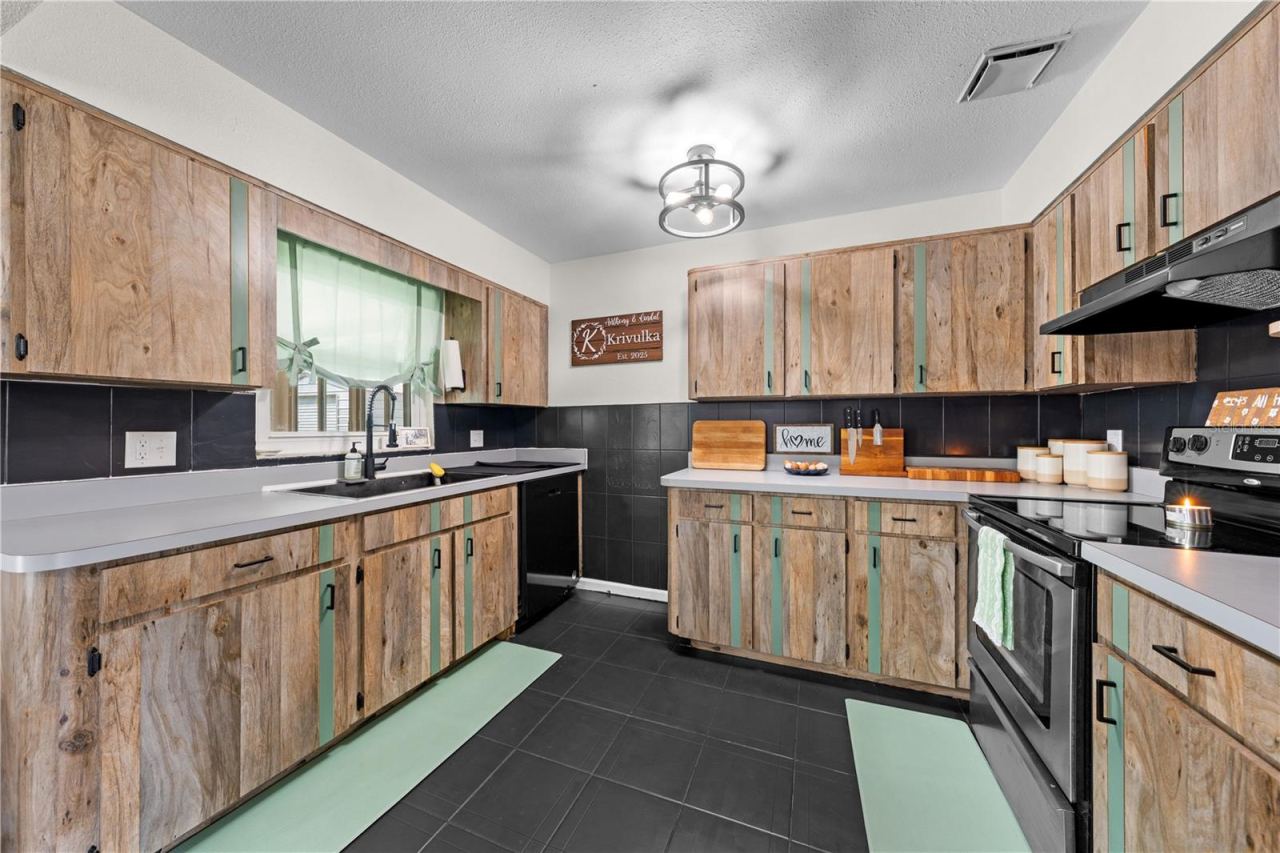 Photo 9 of 20: Kitchen