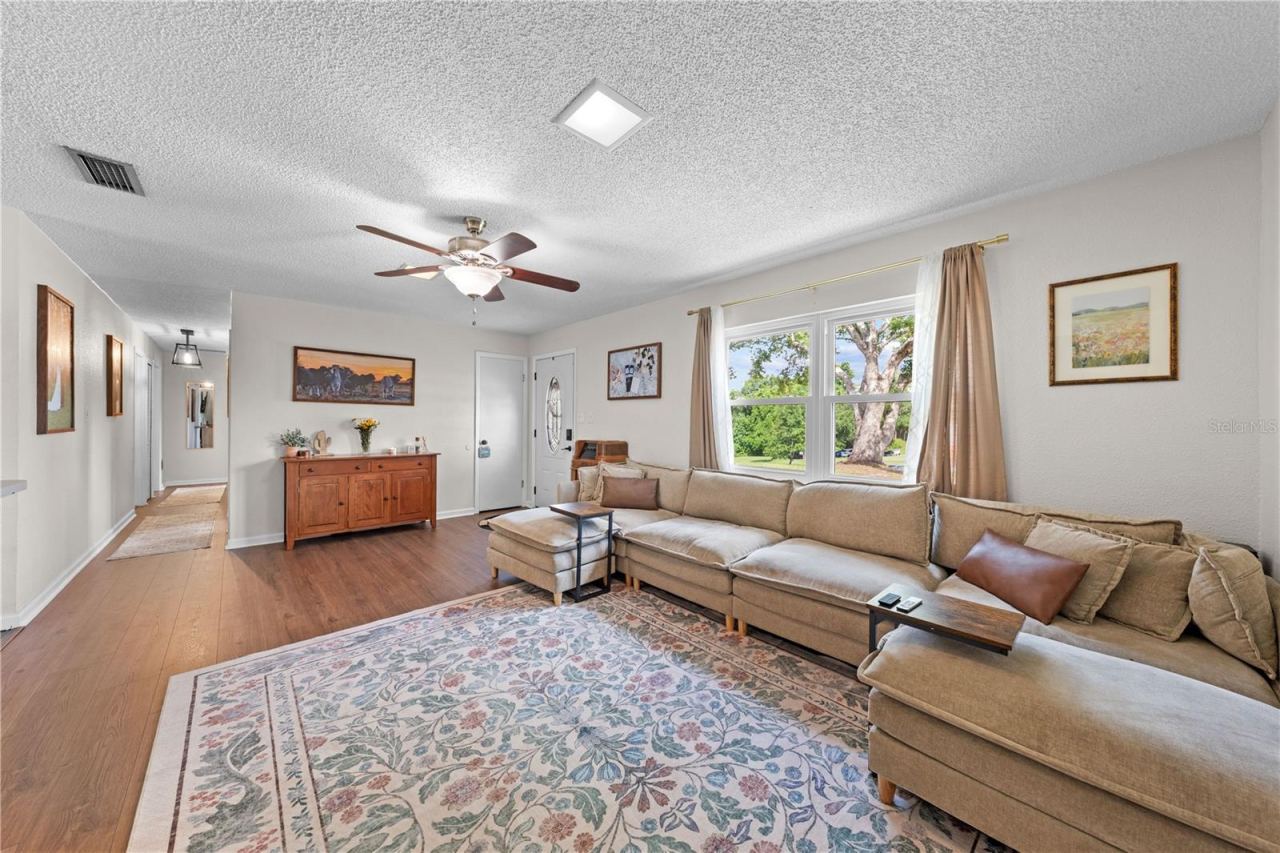 Photo 4 of 20: Living room
