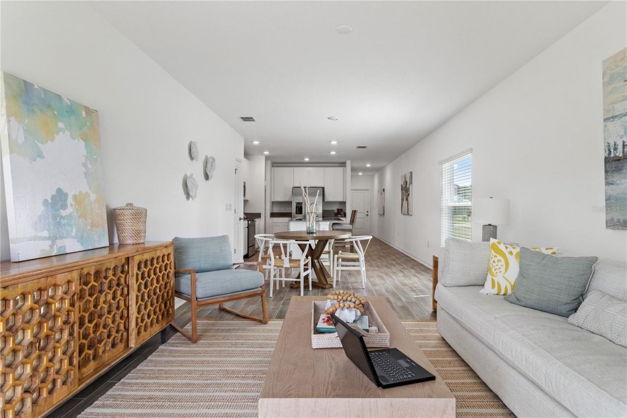 Photo 8 of 20: Family Room