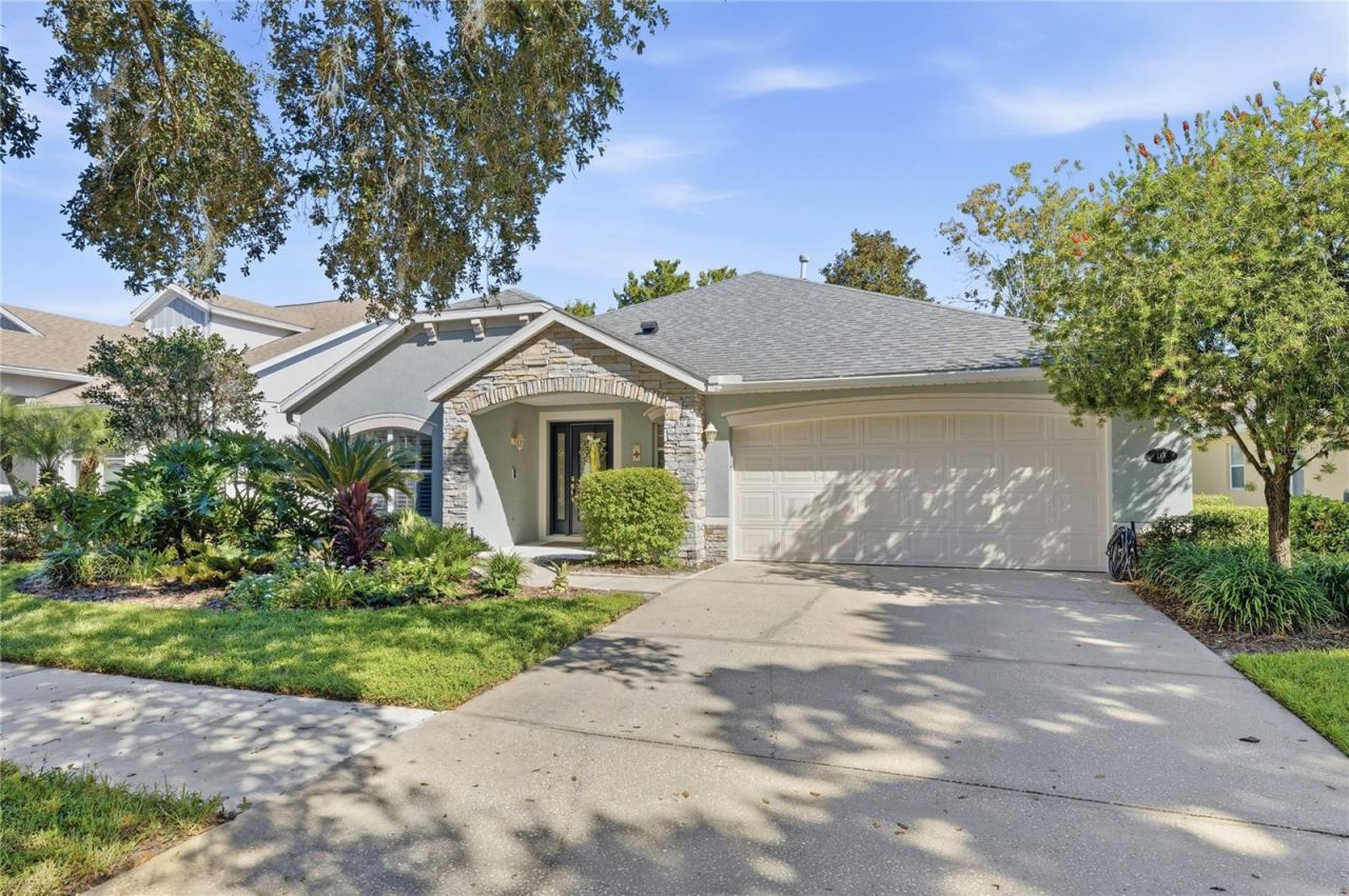 Photo 2 of 20: Front of property