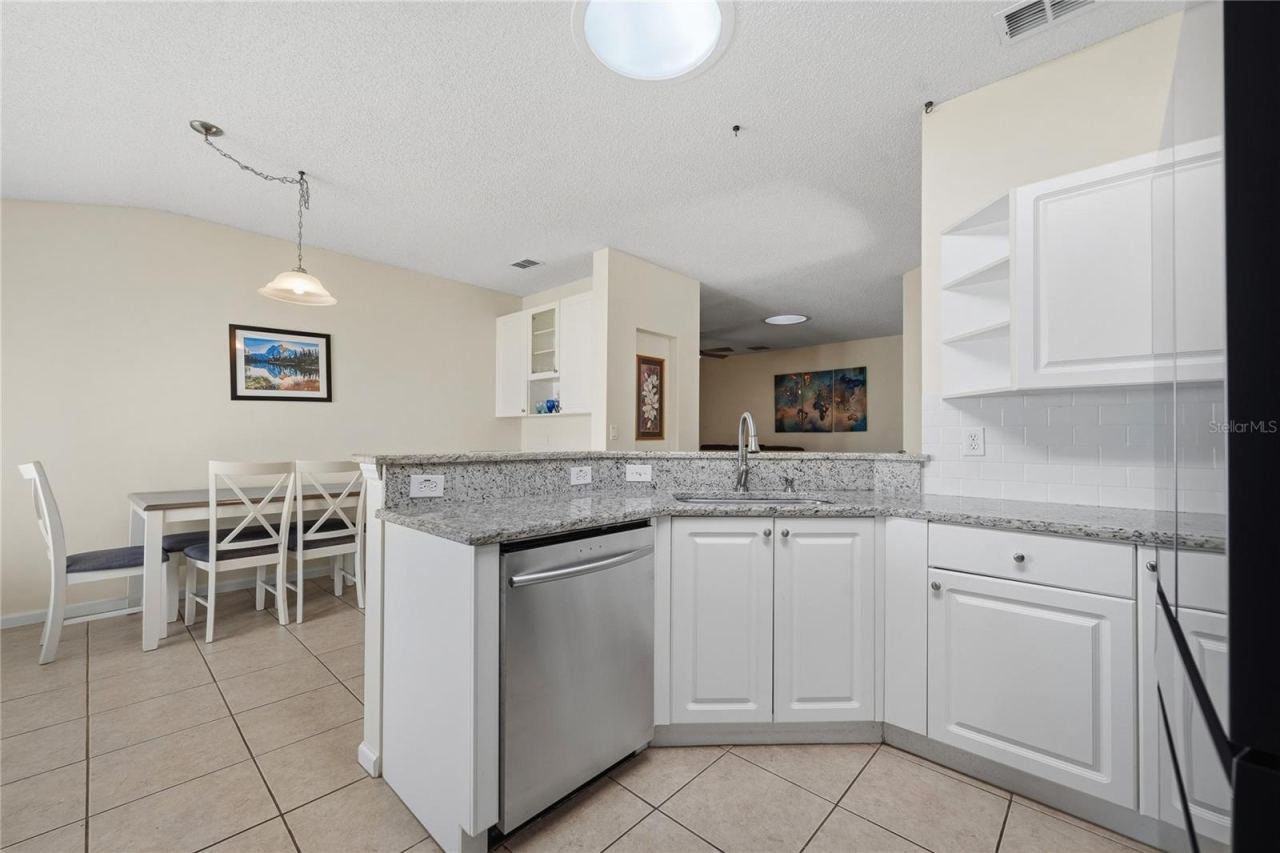Photo 9 of 20: Kitchen to dr