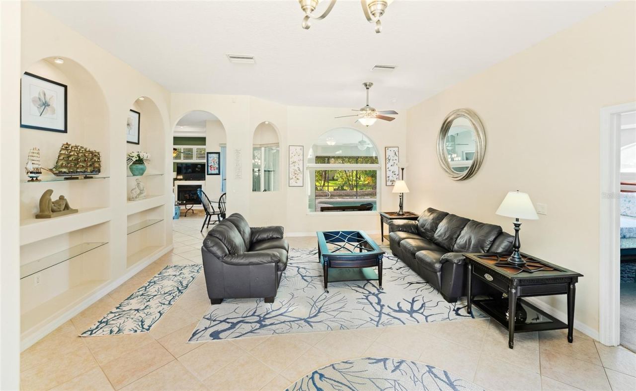 Photo 10 of 20: Living Room