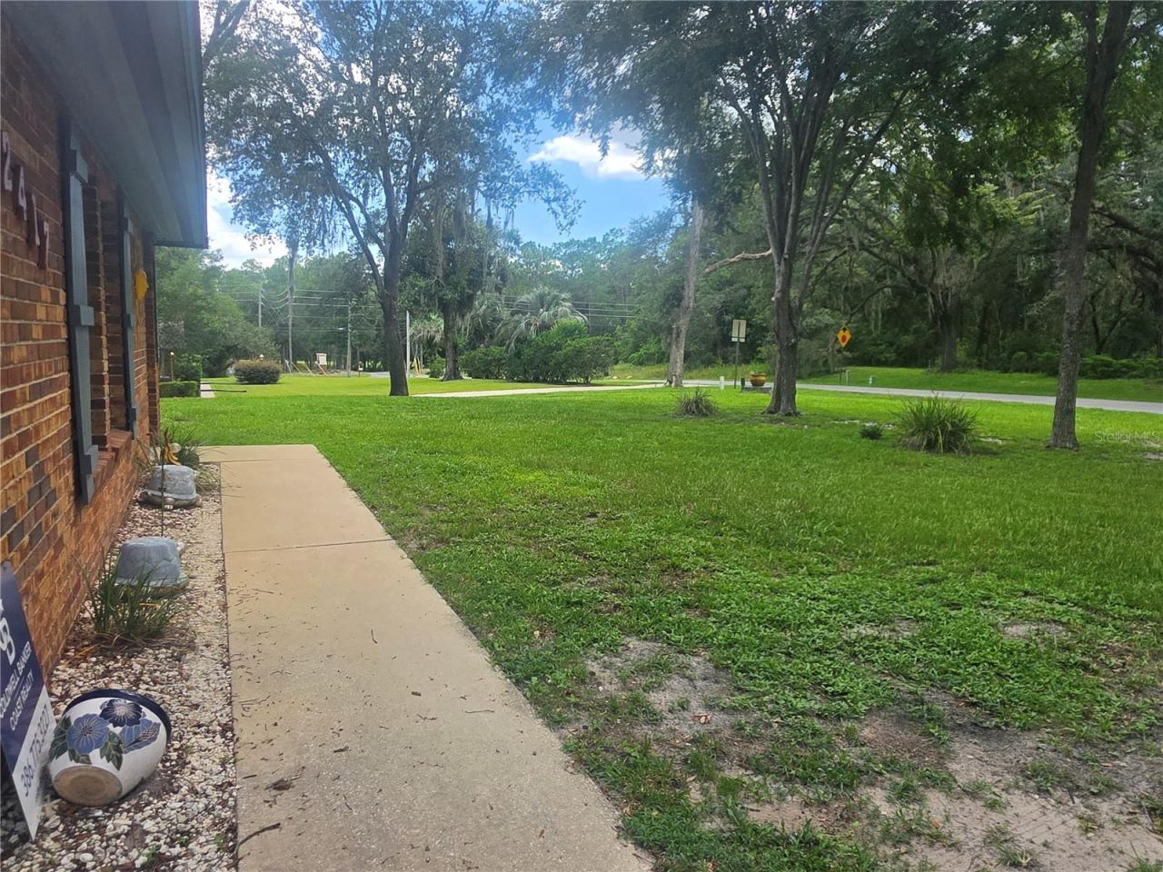 Photo 10 of 20: sidewalk leading to the front door