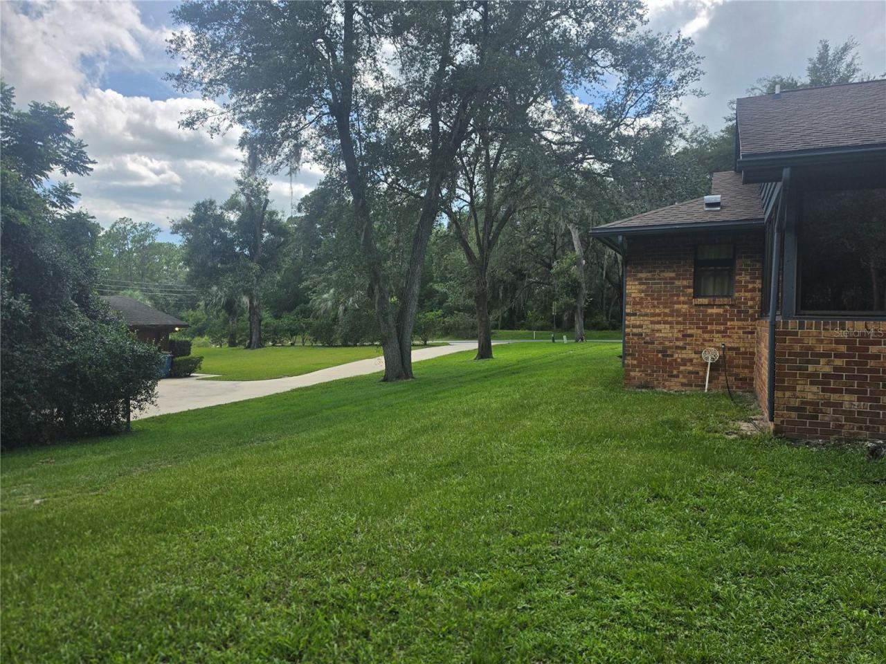 Photo 8 of 20: Side yard