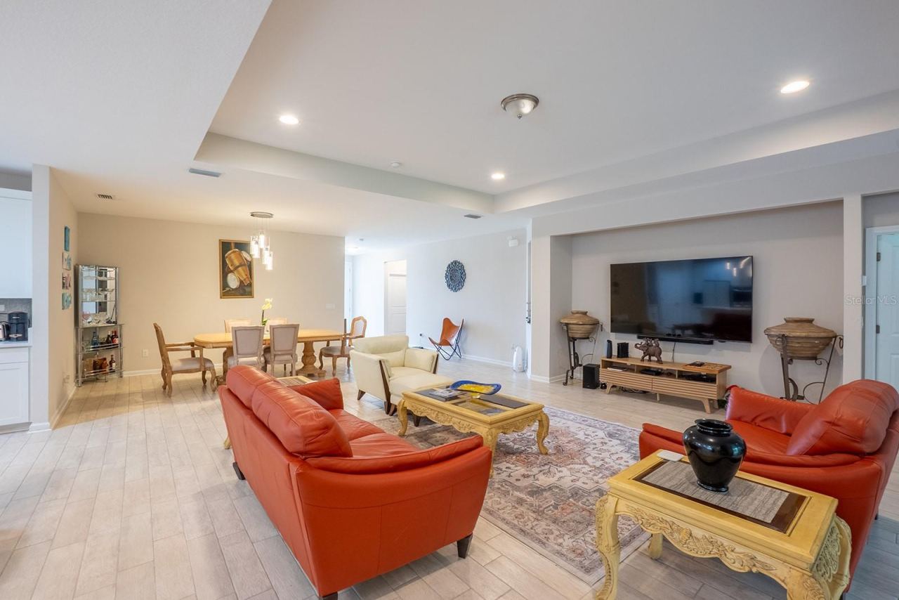 Photo 6 of 20: Living Room
