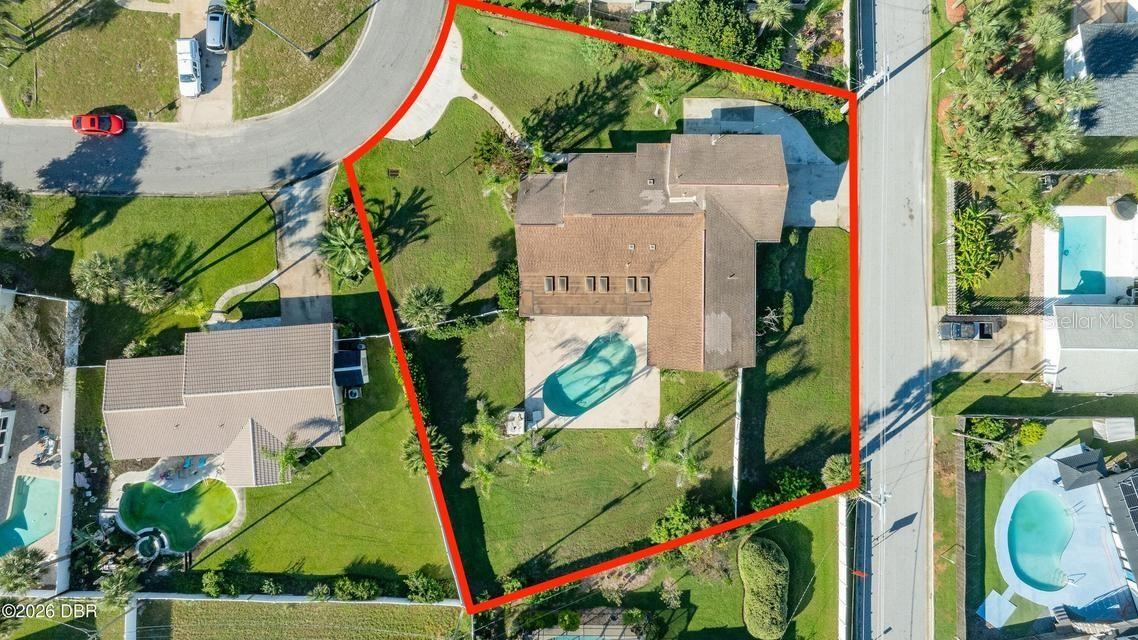 Photo 4 of 18: Huge Lot