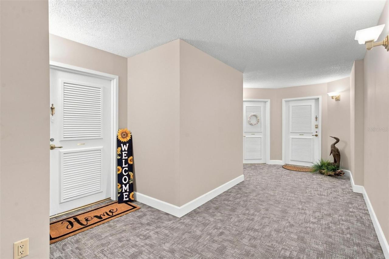 Photo 11 of 20: Hallway leading to front entry of condo