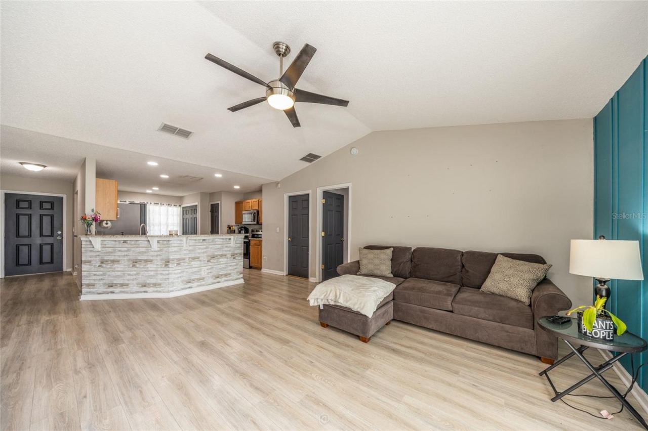 Photo 4 of 20: Spacious Living Room