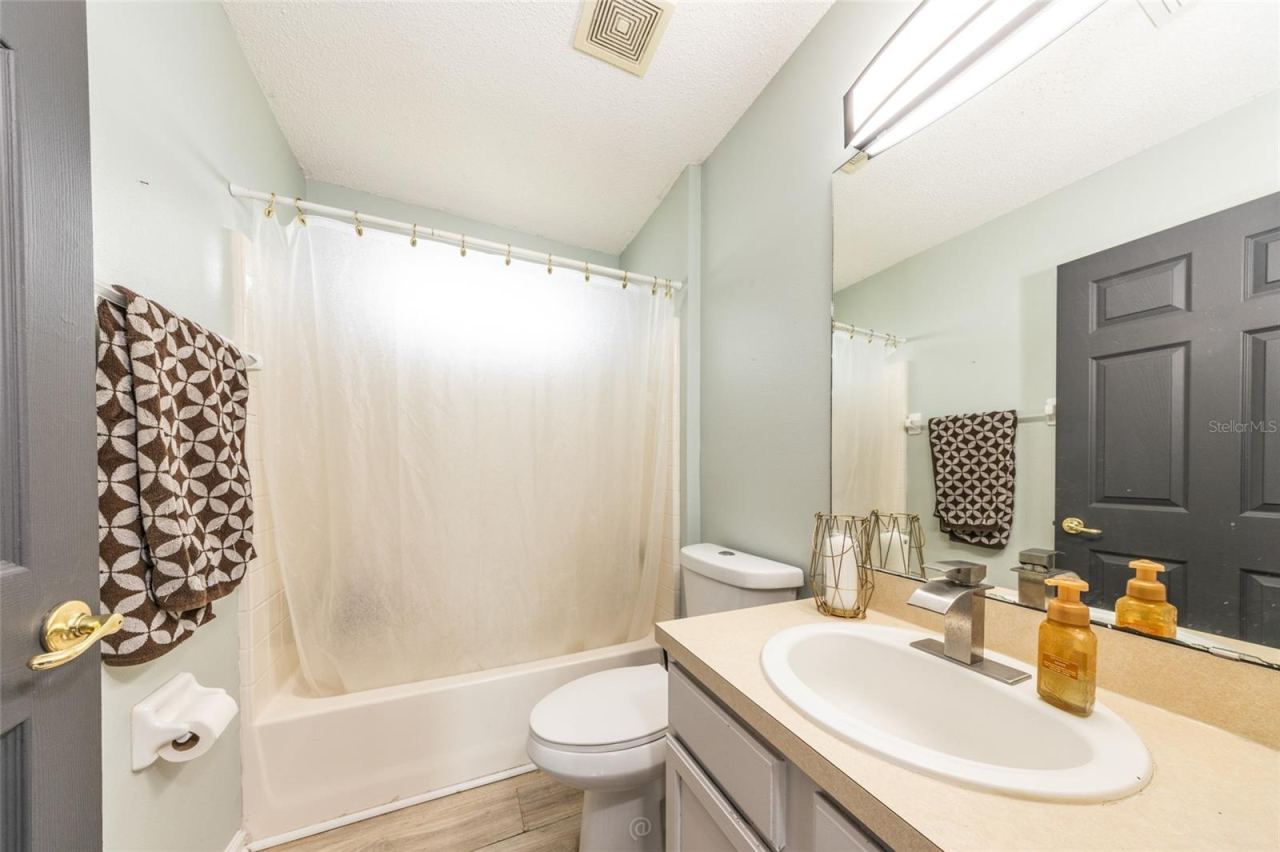 Photo 16 of 20: Bathroom 2