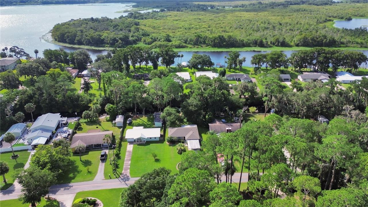 Photo 2 of 20: View of Lake Beresford as you approach Hontoon Island… behind the home