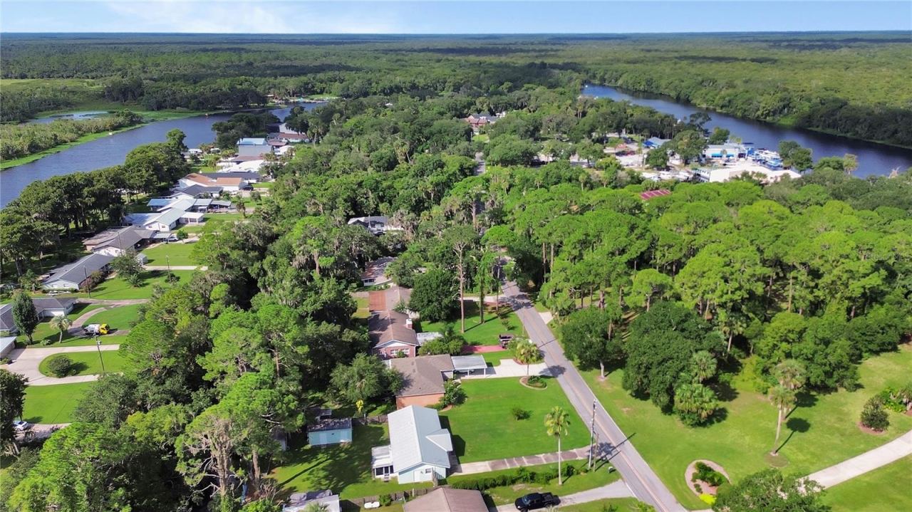 Photo 3 of 20: Aerial views of the River to the right and Lake Beresford near Hontoon Island on the left a very short distance from this home’s dock
