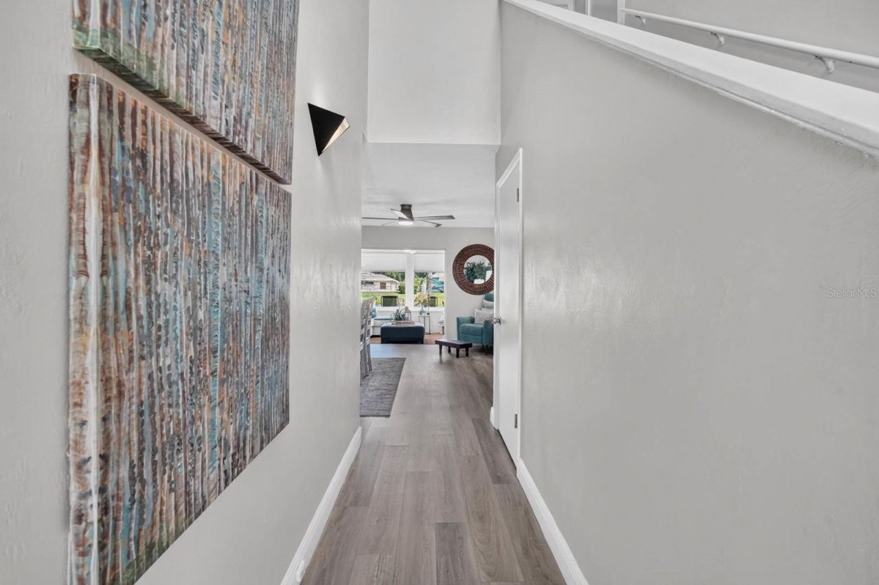 Photo 4 of 20: Entryway