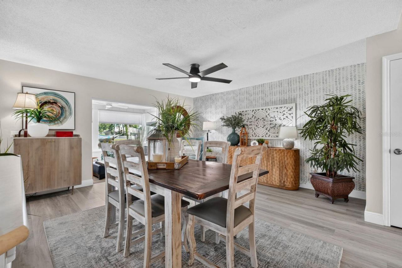 Photo 6 of 20: Dining/Living Room