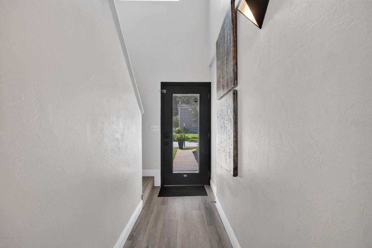 Photo 3 of 20: Entryway