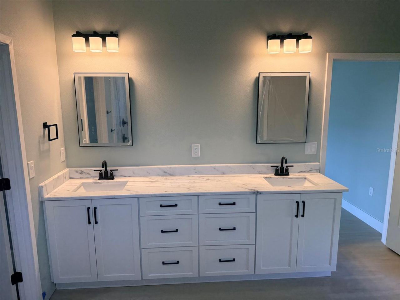 Photo 11 of 20: massive primary vanity