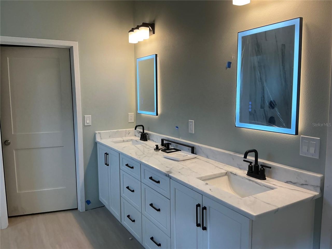 Photo 9 of 20: Primary Bath room