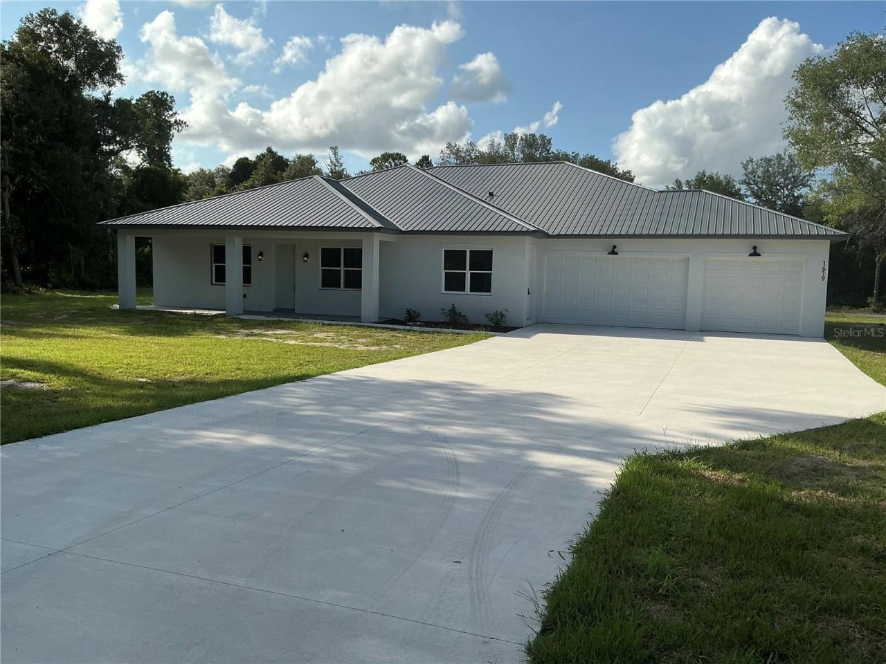Photo 2 of 20: Massive 3 Car driveway