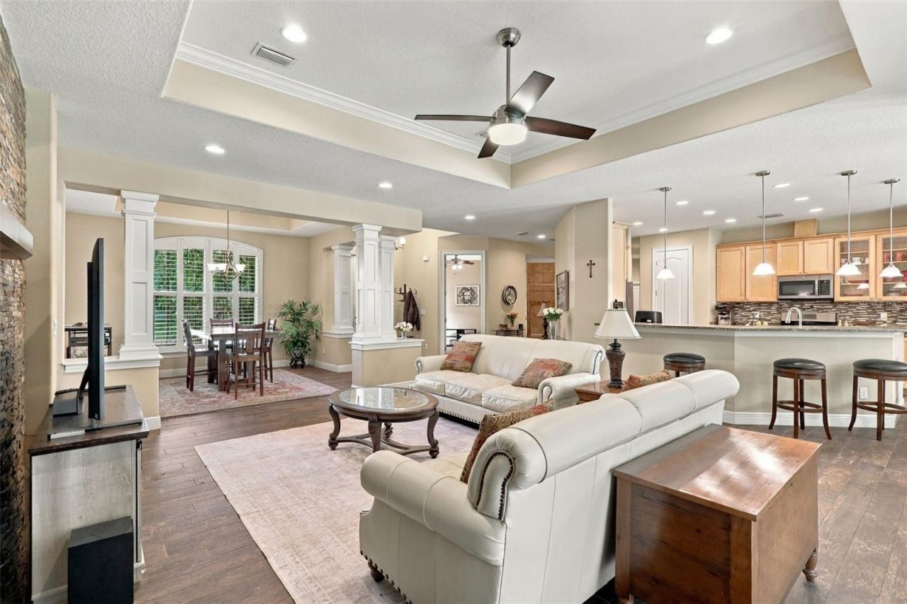 Photo 3 of 20: LIVING ROOM