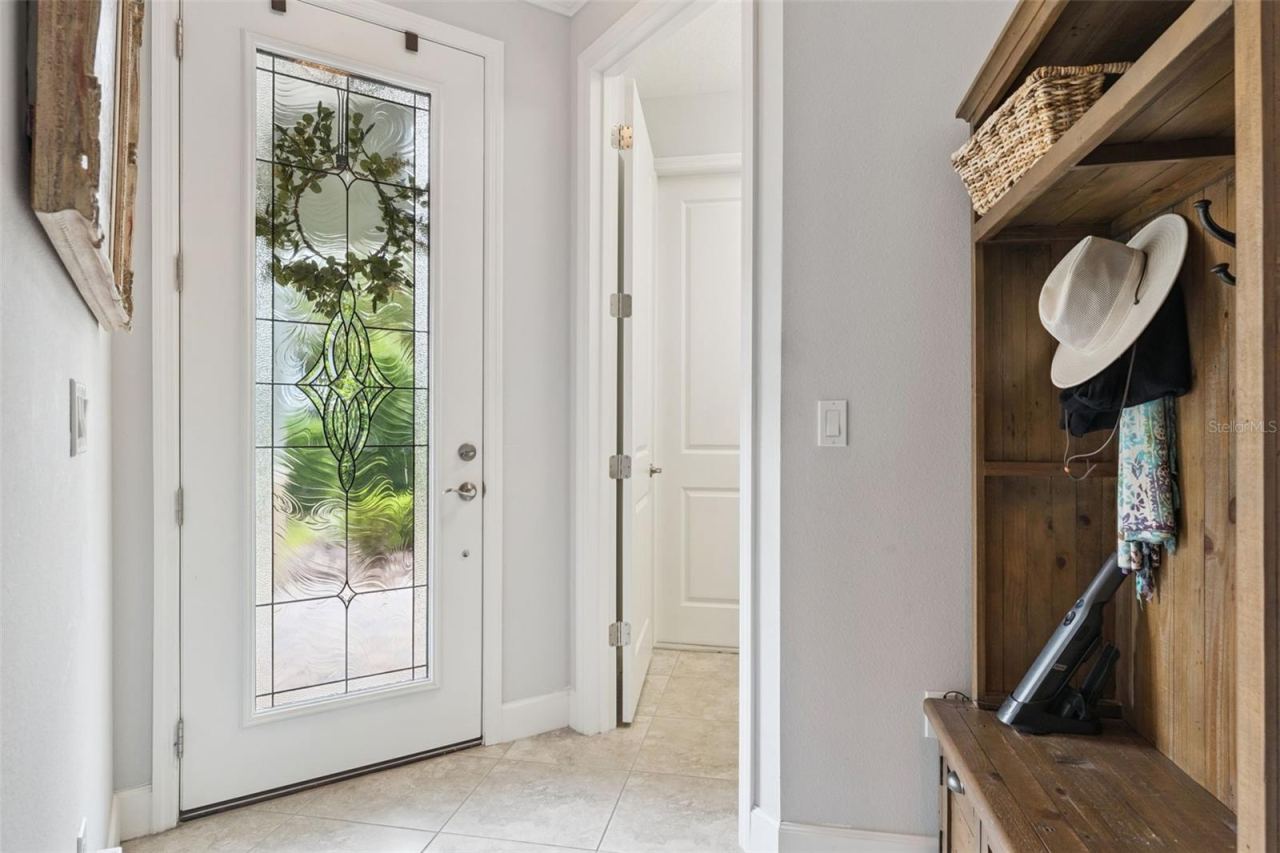 Photo 3 of 20: Foyer entryway