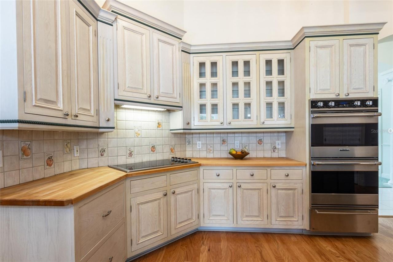 Photo 16 of 20: Kitchen: Boasts 2 Ovens