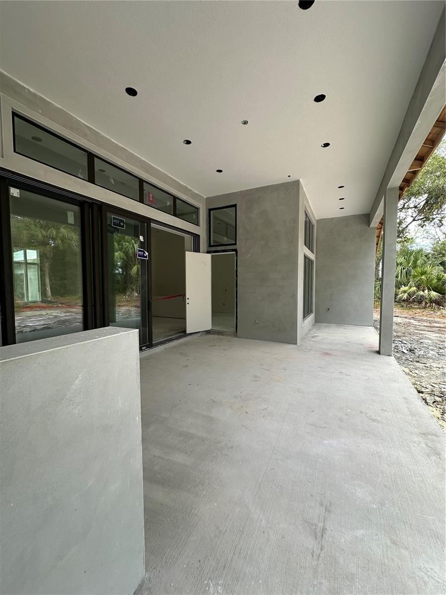 Photo 4 of 4: Covered Lanai